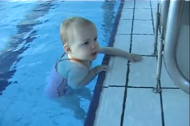 Mala kupačica osvaja" bazen!