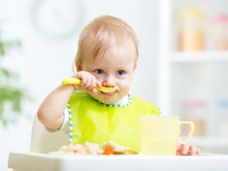 Kako naučiti bebu da jede sama