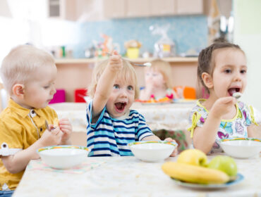 Smeju li deca da jedu brzu hranu?