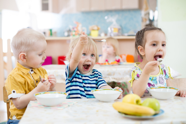 Smeju li deca da jedu brzu hranu?